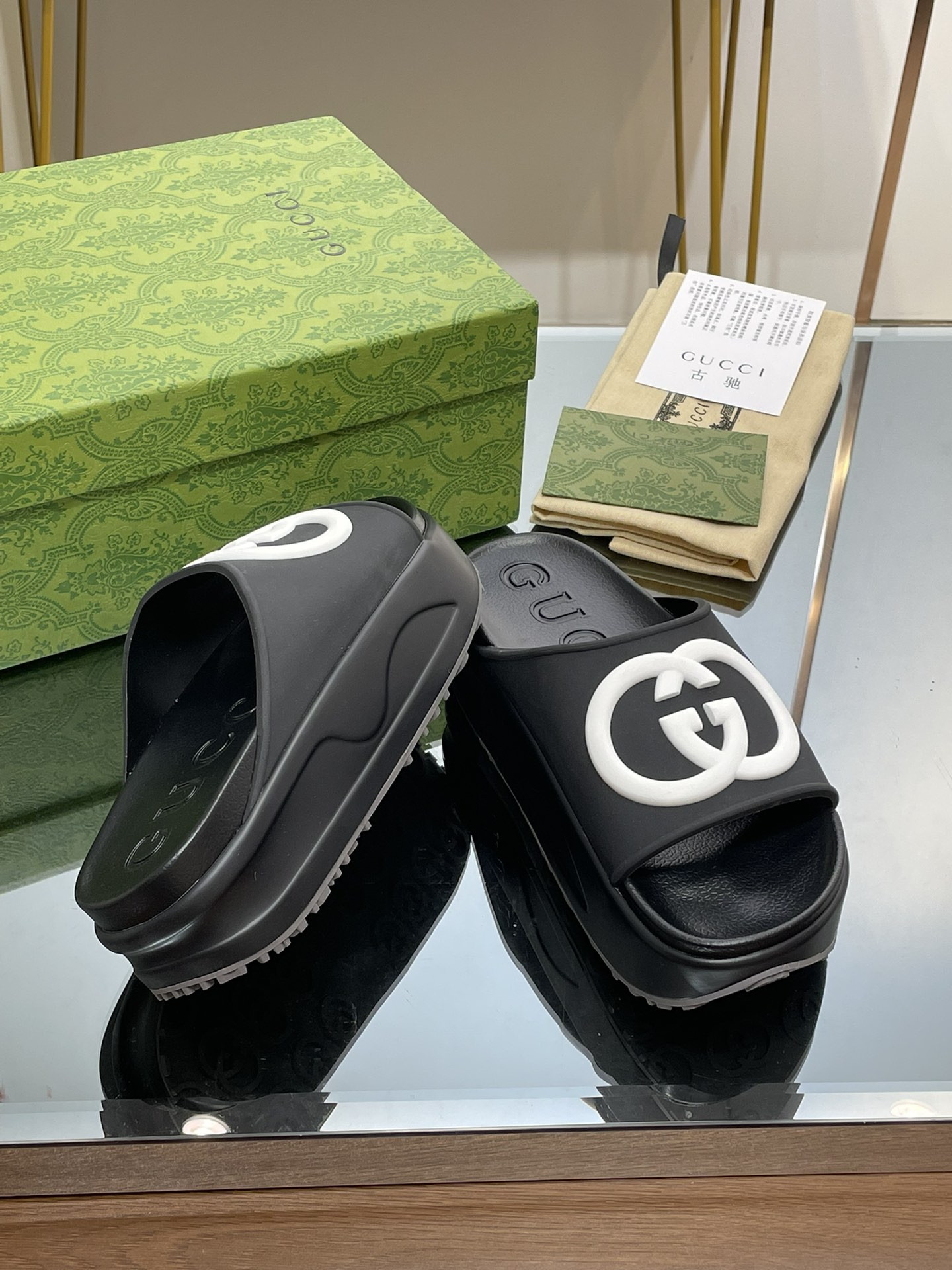 G*u*i slippers